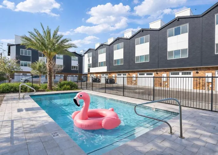 Rare Side-by-side Dual Townhome Retreat 6br- King Beds, Pool, Free Parking, Near Old Town And Airport Holiday home