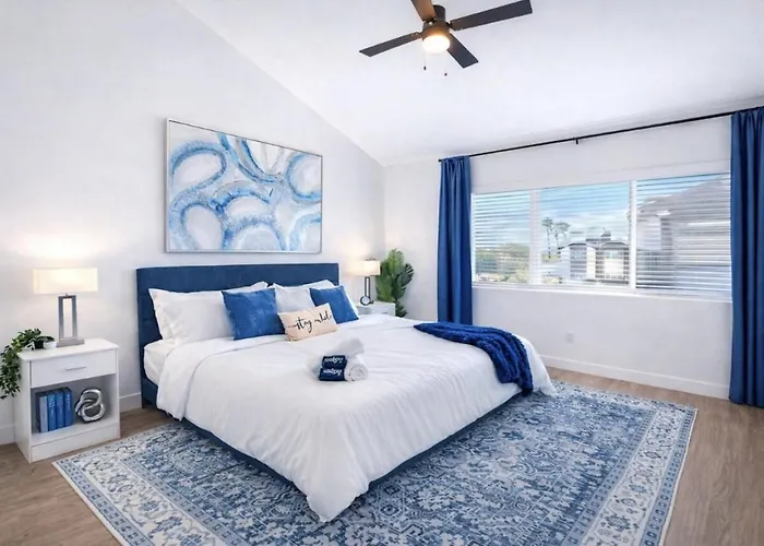 Rare Side-by-side Dual Townhome Retreat 6br- King Beds, Pool, Free Parking, Near Old Town And Airport Holiday home