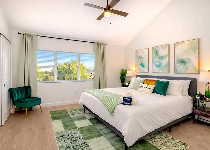 Rare Side-by-side Dual Townhome Retreat 6br- King Beds, Pool, Free Parking, Near Old Town And Airport Holiday home *
