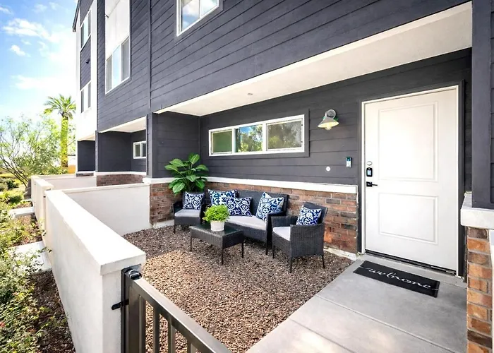 Rare Side-by-side Dual Townhome Retreat 6br- King Beds, Pool, Free Parking, Near Old Town And Airport Phoenix