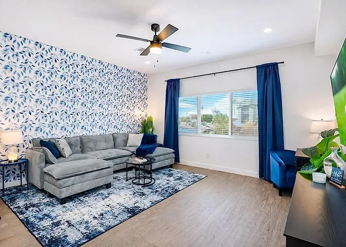 Rare Side-by-side Dual Townhome Retreat 6br- King Beds, Pool, Free Parking, Near Old Town And Airport Phoenix