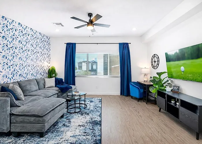 Holiday home Rare Side-by-side Dual Townhome Retreat 6br- King Beds, Pool, Free Parking, Near Old Town And Airport