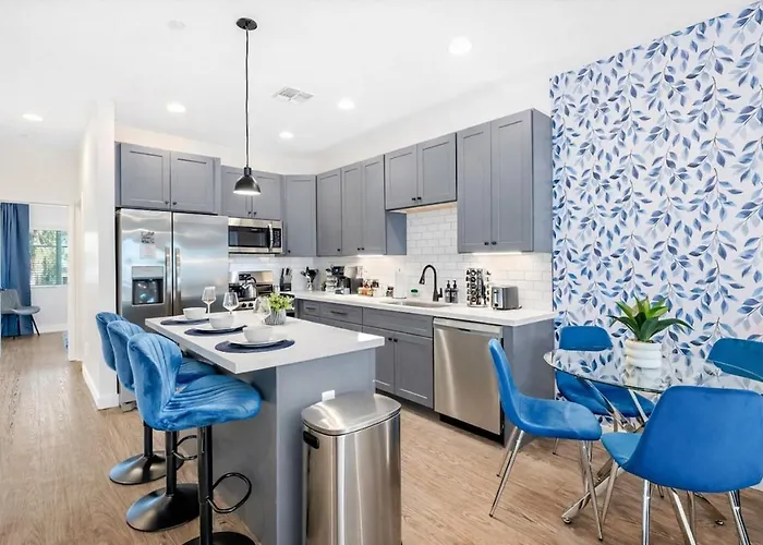 Rare Side-by-side Dual Townhome Retreat 6br- King Beds, Pool, Free Parking, Near Old Town And Airport *