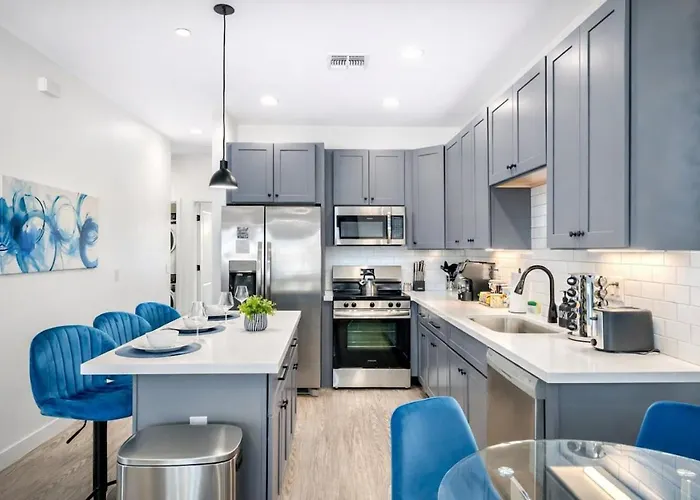 Rare Side-by-side Dual Townhome Retreat 6br- King Beds, Pool, Free Parking, Near Old Town And Airport Phoenix