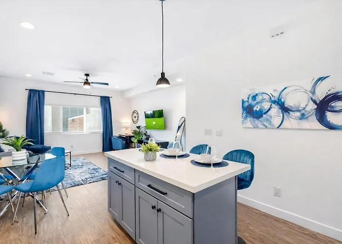 Rare Side-by-side Dual Townhome Retreat 6br- King Beds, Pool, Free Parking, Near Old Town And Airport Holiday home Phoenix