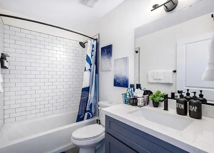 Holiday home Rare Side-by-side Dual Townhome Retreat 6br- King Beds, Pool, Free Parking, Near Old Town And Airport Phoenix