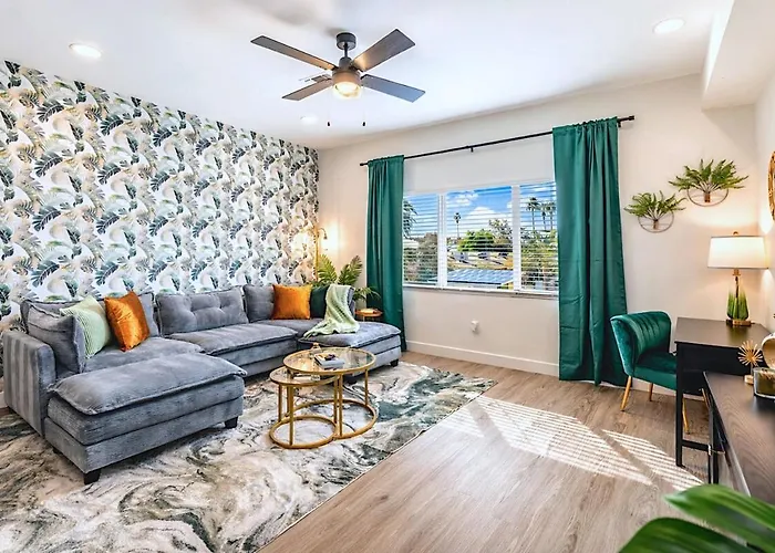 Holiday home Rare Side-by-side Dual Townhome Retreat 6br- King Beds, Pool, Free Parking, Near Old Town And Airport *