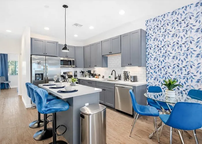 Holiday home Rare Side-by-side Dual Townhome Retreat 6br- King Beds, Pool, Free Parking, Near Old Town And Airport *