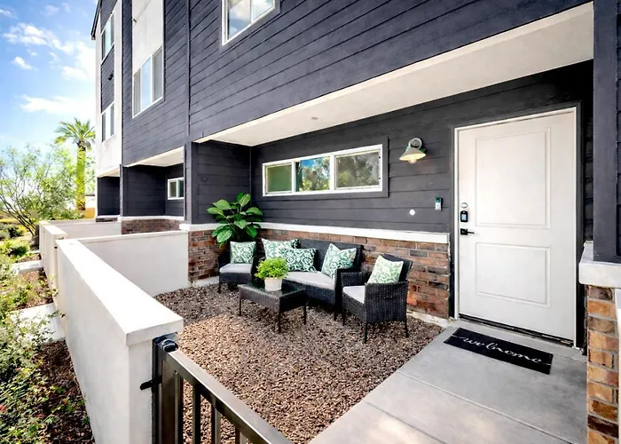 Rare Side-by-side Dual Townhome Retreat 6br- King Beds, Pool, Free Parking, Near Old Town And Airport *