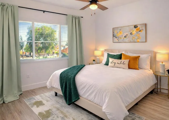 Rare Side-by-side Dual Townhome Retreat 6br- King Beds, Pool, Free Parking, Near Old Town And Airport Phoenix