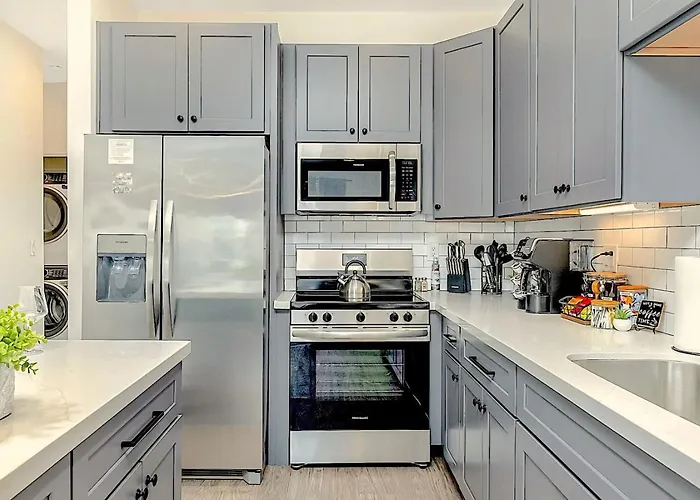 Holiday home Rare Side-by-side Dual Townhome Retreat 6br- King Beds, Pool, Free Parking, Near Old Town And Airport