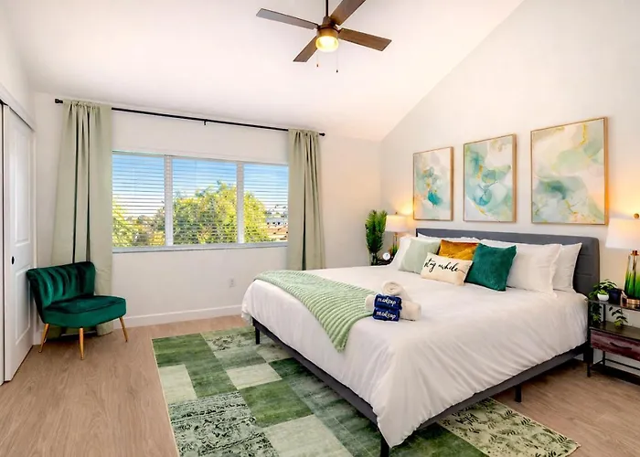 Rare Side-by-side Dual Townhome Retreat 6br- King Beds, Pool, Free Parking, Near Old Town And Airport Holiday home *