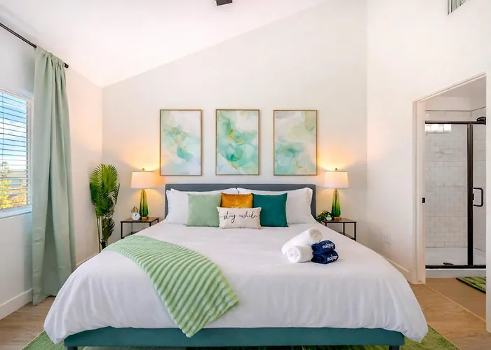 Holiday home Rare Side-by-side Dual Townhome Retreat 6br- King Beds, Pool, Free Parking, Near Old Town And Airport