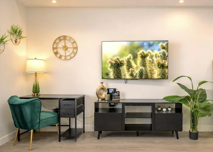 Holiday home Rare Side-by-side Dual Townhome Retreat 6br- King Beds, Pool, Free Parking, Near Old Town And Airport Phoenix