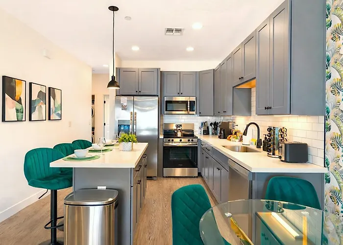 Rare Side-by-side Dual Townhome Retreat 6br- King Beds, Pool, Free Parking, Near Old Town And Airport *