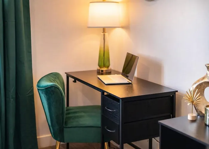 Rare Side-by-side Dual Townhome Retreat 6br- King Beds, Pool, Free Parking, Near Old Town And Airport