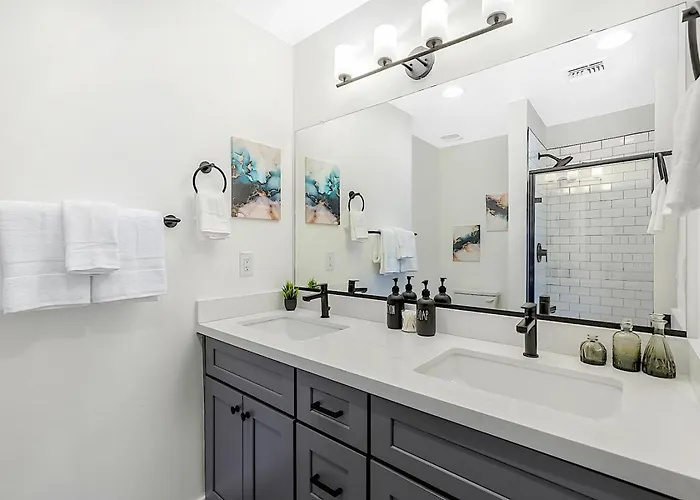 Rare Side-by-side Dual Townhome Retreat 6br- King Beds, Pool, Free Parking, Near Old Town And Airport Holiday home