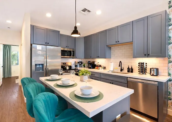 Rare Side-by-side Dual Townhome Retreat 6br- King Beds, Pool, Free Parking, Near Old Town And Airport