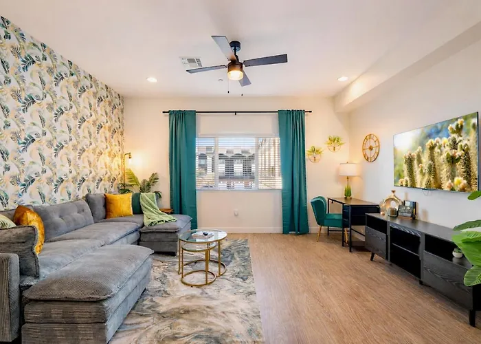 Rare Side-by-side Dual Townhome Retreat 6br- King Beds, Pool, Free Parking, Near Old Town And Airport Holiday home