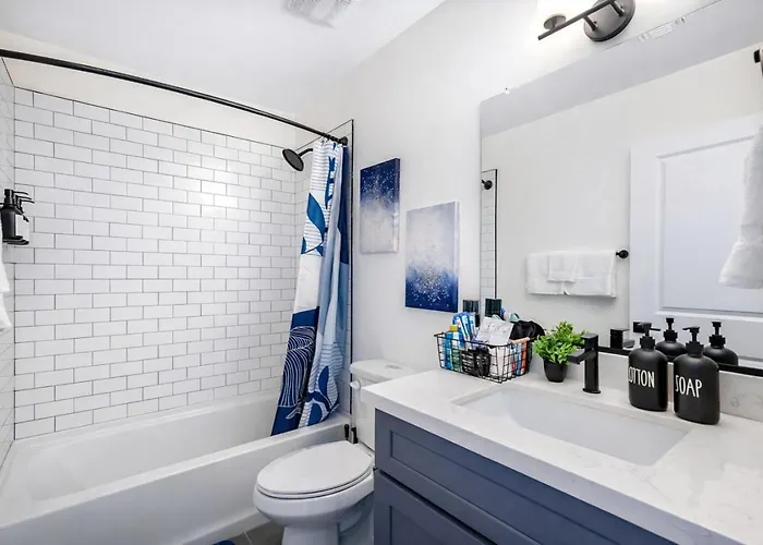 Rare Side-by-side Dual Townhome Retreat 6br- King Beds, Pool, Free Parking, Near Old Town And Airport Holiday home *