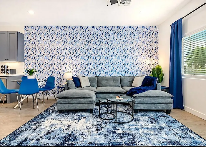 Holiday home Rare Side-by-side Dual Townhome Retreat 6br- King Beds, Pool, Free Parking, Near Old Town And Airport *