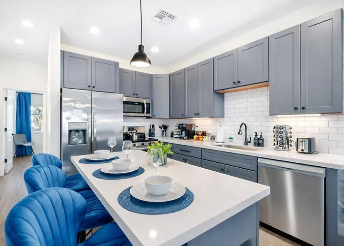 Rare Side-by-side Dual Townhome Retreat 6br- King Beds, Pool, Free Parking, Near Old Town And Airport