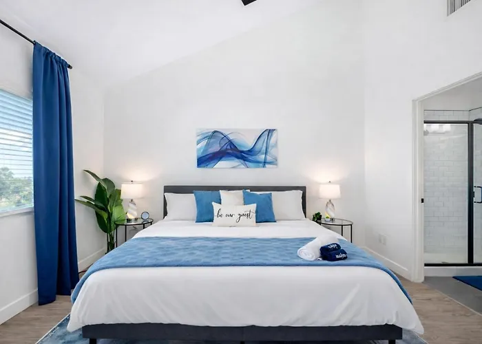 Rare Side-by-side Dual Townhome Retreat 6br- King Beds, Pool, Free Parking, Near Old Town And Airport Holiday home