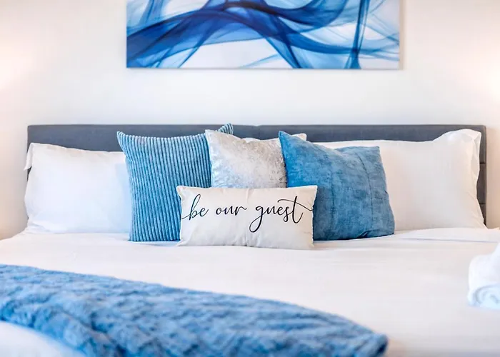 Holiday home Rare Side-by-side Dual Townhome Retreat 6br- King Beds, Pool, Free Parking, Near Old Town And Airport