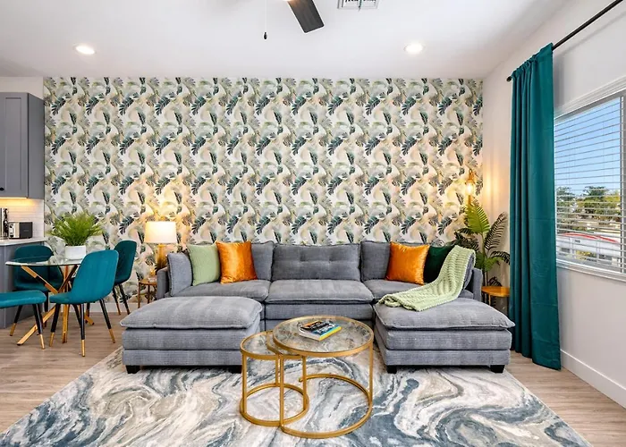 Rare Side-by-side Dual Townhome Retreat 6br- King Beds, Pool, Free Parking, Near Old Town And Airport Holiday home *