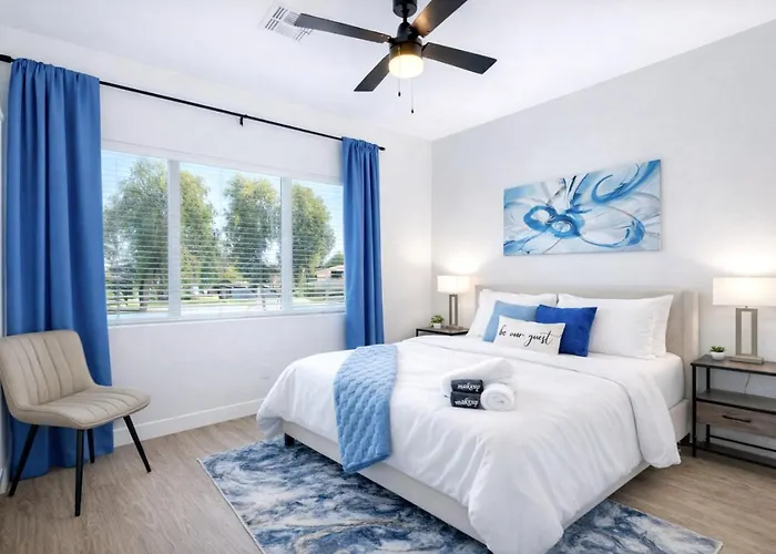 Rare Side-by-side Dual Townhome Retreat 6br- King Beds, Pool, Free Parking, Near Old Town And Airport