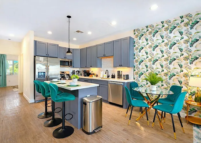 Holiday home Rare Side-by-side Dual Townhome Retreat 6br- King Beds, Pool, Free Parking, Near Old Town And Airport