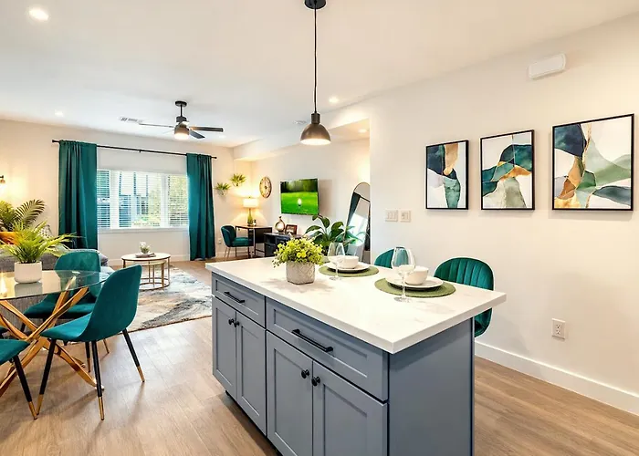 Rare Side-by-side Dual Townhome Retreat 6br- King Beds, Pool, Free Parking, Near Old Town And Airport