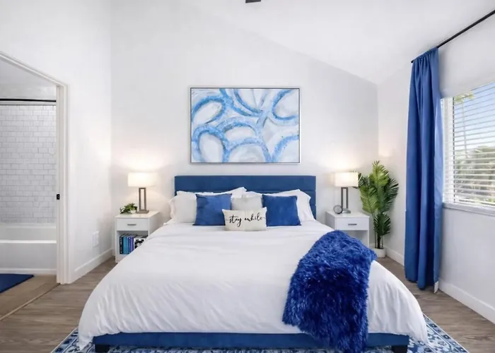 Rare Side-by-side Dual Townhome Retreat 6br- King Beds, Pool, Free Parking, Near Old Town And Airport