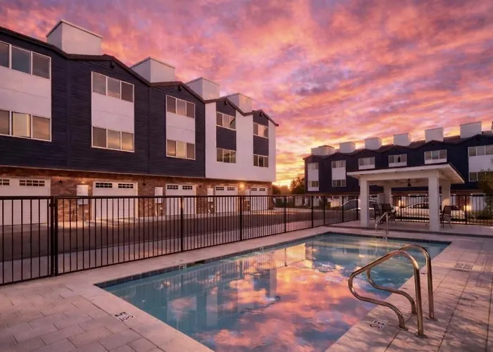 Rare Side-by-side Dual Townhome Retreat 6br- King Beds, Pool, Free Parking, Near Old Town And Airport Holiday home *