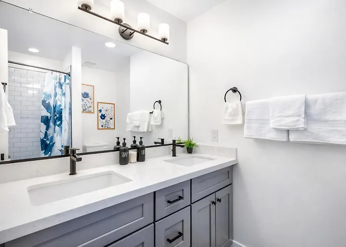 Rare Side-by-side Dual Townhome Retreat 6br- King Beds, Pool, Free Parking, Near Old Town And Airport * Phoenix