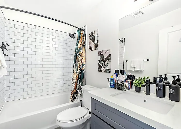 Rare Side-by-side Dual Townhome Retreat 6br- King Beds, Pool, Free Parking, Near Old Town And Airport