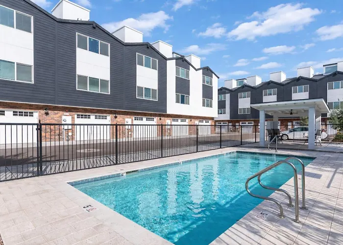 Holiday home Rare Side-by-side Dual Townhome Retreat 6br- King Beds, Pool, Free Parking, Near Old Town And Airport Phoenix