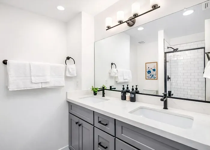 Rare Side-by-side Dual Townhome Retreat 6br- King Beds, Pool, Free Parking, Near Old Town And Airport Holiday home