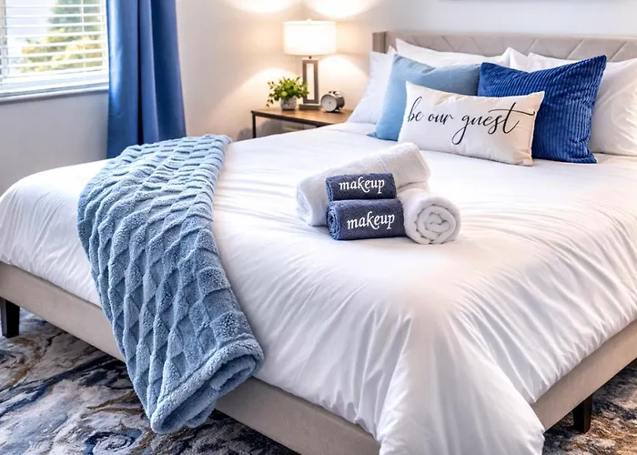 Rare Side-by-side Dual Townhome Retreat 6br- King Beds, Pool, Free Parking, Near Old Town And Airport *