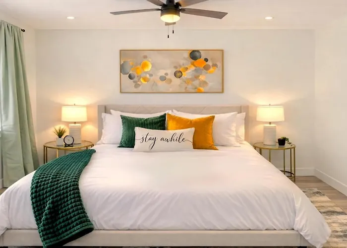 Rare Side-by-side Dual Townhome Retreat 6br- King Beds, Pool, Free Parking, Near Old Town And Airport
